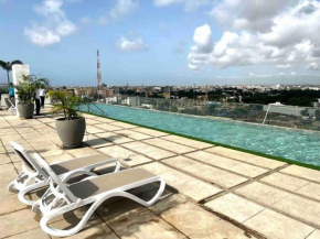 Luxurious Apt with Rooftop Pool